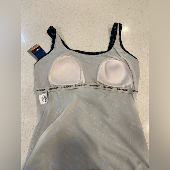 Speedo Swimsuit with bra - Picture 3 of 10